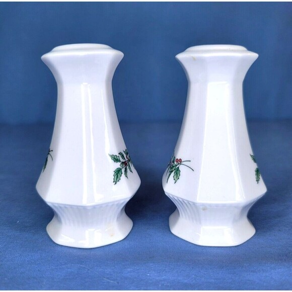 Christmastime Salt & Pepper Shakers NIKKO Japan Holly Berry White Christmas - Picture 2 of 7
